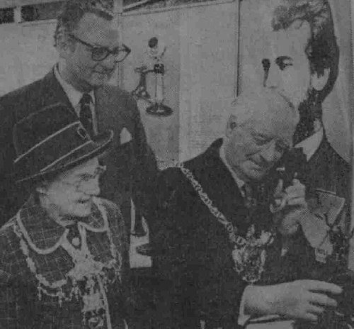 Ken Holling oversees the Lord Mayor Coun Albert Richardson